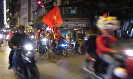 Hàng trăm xe máy xuống đường ăn mừng chiến thằng bằng cách đi thành đoàn, vẫy cờ, đánh trống, ca hát, hò reo, bấm còi inh ỏi... trên khắp tuyến đường phố của Thủ đô sau khi U23 Việt Nam dành quyền vào tứ kết giải U23 châu Á.