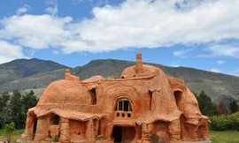 Từ thiết kế đến những đồ dùng trong nhà như giường, nhà bếp… hoàn toàn bằng chất liệu không ai nghờ tới.