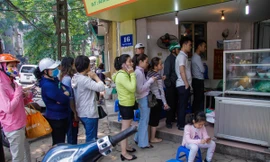 Dòng người xếp hàng dài trăm mét chờ mua bánh trôi, bánh chay