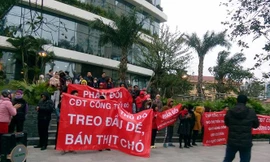 Cư dân Ecolife Capitol 58 Tố Hữu căng băng rôn phản đối phí trên cao và quảng cáo sai sự thật trong dịp cận Tết nguyên đán