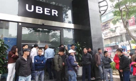 Hàng trăm tài xế Uber, Grab đứng trước trụ sở của hãng đòi giảm phần trăm chiết khấu
