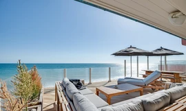 Biệt thự trị giá gần 11 triệu USD của anh bên bờ biển Malibu, Mỹ.