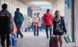 Chỉ còn vài tiếng nữa thời khắc chuyển giao giữa năm cũ và năm mới diễn ra, dòng người hối hả tìm những chuyến xe khách cuối cùng để kịp về đoàn tụ.