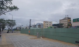 Công ty Phương Trang đã tạm dừng thi công và cho rào tôn bảo vệ loạt móng nhà đã xây dựng. Ảnh: Tấn Việt