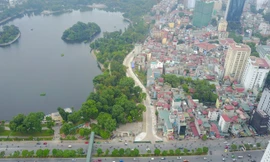 Tuyến đường dài 600m "uốn lượn" chạy dọc bên công viên Thống Nhất nhìn trên cao