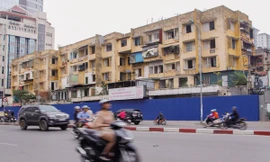 Khu chung cư L1, L2 số 93 Láng Hạ (Đống Đa, Hà Nội) với địa thế trên "đất vàng" Hà Nội lại rơi vào tình cảnh bỏ hoang.