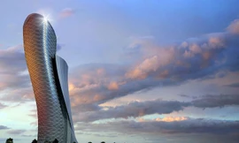 Capital Gate là một tòa nhà chọc trời có hình tượng thánh nằm ở Abu Dhabi, tiểu vương quốc Arav thống nhất, bên cạnh Trung tâm Triển lãm Quốc gia Abu Dhabi.