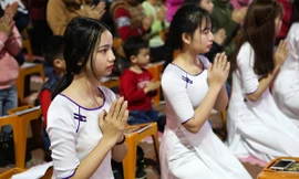 Giới trẻ tìm nơi cửa Phật cầu bình an đầu năm