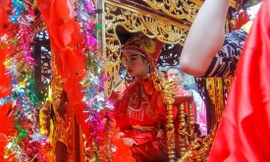 Để tránh khỏi bị bắt cóc, lực lượng an ninh tại khu vực Hội Gióng, Đền Sóc cho tháo cởi xiêm y "Tướng bà" thoát khỏi vòng vây.