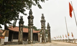 Đình Chèm (xã Thụy Phương, Từ Liêm, Hà Nội) được coi là ngôi đình cổ nhất Việt Nam với niên đại hơn 2.000 năm với một kiến trúc, lịch sử và nghệ thuật đặc sắc.