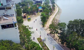 Nút thắt cổ chai giao thông gây khó khăn cho hàng vạn phương tiện qua lại mỗi ngày, trong khi khu đô thị kiểu mẫu Linh Đàm bị "băm nát" với hàng chục tòa nhà.