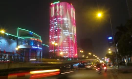 Tòa nhà cao ốc nằm giữa ngã tư Thái Hà, Láng Hạ, Huỳnh Thúc Kháng chạy đèn Led với lá cờ đỏ sao vàng cổ vũ đội tuyển U23 Việt Nam trước trận bán kết lịch sử