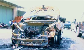 Bố ôm con trai 8 tuổi thoát khỏi ô tô bốc cháy ngùn ngụt