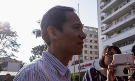 Ông Phan Thanh Tùng, hiệu trưởng trường THPT Trần Nhân Tông đưa 3 em học sinh bị vữa rơi trúng đầu vào viện Thanh Nhàn sau khi xảy ra vụ việc.