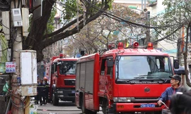2h chiều mùng 2 Tết, ngọn lửa bùng phát từ ngôi nhà 4 tầng trong ngõ chợ Ngô Sĩ Liên.