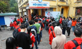 Chen chân xếp hàng nhận áo, nhận vé miễn phí cổ vũ U23 Việt Nam