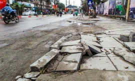 Vỉa hè lát đá tự nhiên "bền 70 năm" ở nhiều tuyến phố vừa lát đã bị vỡ, bong tróc. 