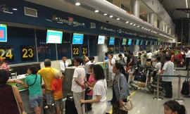 Các hãng hàng không đồng loạt tăng giá vé máy bay cho trẻ em. Giá dịch vụ tại cảng hàng không cũng tăng theo lộ trình