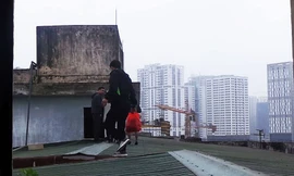 Cư dân khu chung cư G9 giữa Thủ đô phải leo mái nhà vì thang máy hỏng (ảnh chụp ngày 24/1)