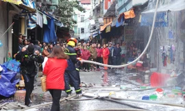 Clip: 4 xe cứu hoả dập đám cháy nhà 4 tầng ở Hà Nội