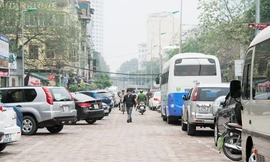 Bãi xe lậu trên phố Nguyên Hồng (Thành Công, Ba Đình) chiều ngày 9/3.