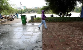 Chi hàng tỷ đồng, nhưng vỉa hè Hồ Gươm vẫn như chiếc áo vá với nhiều loại gạch, đá lát 