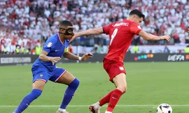 Bị gạt tay trúng mặt, Mbappe buông lời xúc phạm Lewandowski