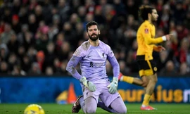 Alisson tái hiện sai lầm của Karius, Liverpool phải đá lại với Wolves