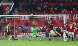 Hàng thủ ngủ mơ, MU nhận trái đắng ngay tại Old Trafford