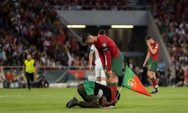 Fan cuồng đột nhập vào sân quỳ lạy Ronaldo