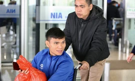 Tại sao ngôi sao tuyển Việt Nam phải ngồi xe lăn khi về nước?