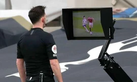VAR tước bàn thắng của M.U, chuyên gia ầm ầm phản đối 'đó không còn là bóng đá'