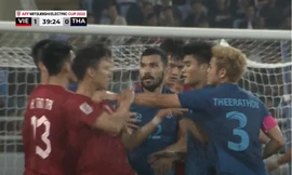 Theerathon bóp cổ Quế Ngọc Hải, cầu thủ hai đội suýt tẩn nhau