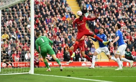 Thắng tranh cãi Everton, HLV Liverpool thừa nhận sắp mất ‘Gà son’