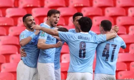 HLV Man City tri ân các học trò sau chức vô địch