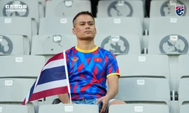 CĐV Việt Nam gây sốt khi một mình đến sân cổ vũ tuyển Thái Lan tại Asian Cup 2023