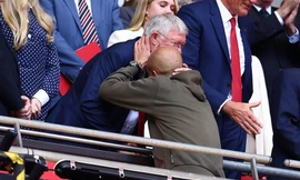 Pep Guardiola nhận được tin nhắn cảm động từ Sir Alex Ferguson