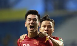 Tiến Linh ăn mừng bàn thắng trước UAE. Ảnh: Hữu Phạm.