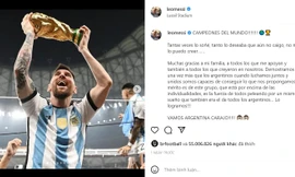 Ảnh Messi nâng cúp vàng phá kỷ lục của Ronaldo, chỉ còn thua... quả trứng