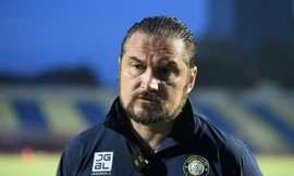 HLV Popov chê mặt sân Thanh Hóa: Đi bộ cũng chấn thương