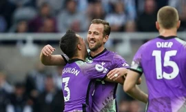 Harry Kane chia vui với các đồng đội.