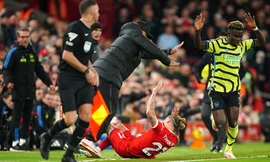 Hậu vệ Liverpool gãy xương quai xanh sau va chạm hy hữu với HLV Jurgen Klopp