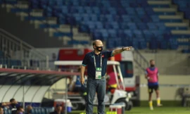 HLV Park Hang-seo chỉ đạo học trò. Ảnh: Hữu Phạm