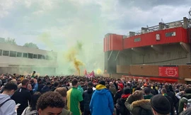 Một vạn CĐV M.U tụ tập ngoài sân Old Trafford.