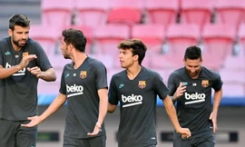 Pique và Roberto (thứ 2, từ trái sang) đang rất sẵn sàng sung trận