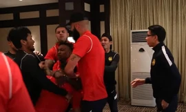 Tuyển thủ Malaysia dàn cảnh đánh nhau trước mặt HLV Tan Cheng Hoe