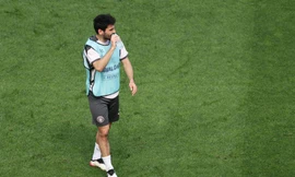 Ilkay Gundogan rời sân tập trong lo lắng.