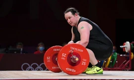 Laurel Hubbard thất bại trong cả 3 lần cử giật.