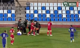 Cận cảnh tình huống Quang Hải chấn thương nặng, phải nằm cáng rời sân trước Uzbekistan