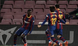 Dembele (bìa trái) ăn mừng bàn thắng ấn định tỷ số 1-0